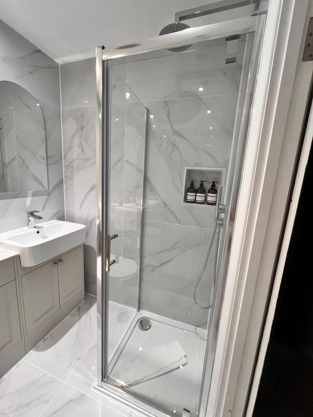 Elegant 1 Bedroom Flat Near Harrods Londra Exterior foto